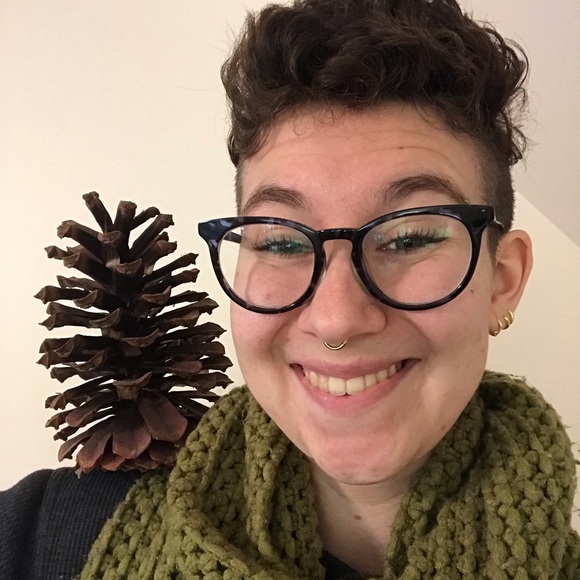 Meet your Posher, Renee 😊 - Picture 1 of 8